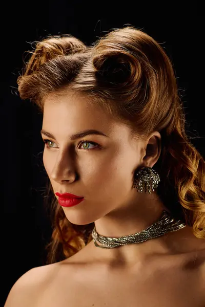 Jovem elegante posa graciosamente com acessórios cativantes e um penteado chique em casa — Fotografia de Stock