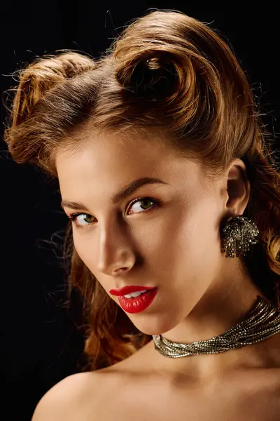 Charming young woman flaunts her stylish outfit with chic accessories and a stunning expression. — Stock Photo
