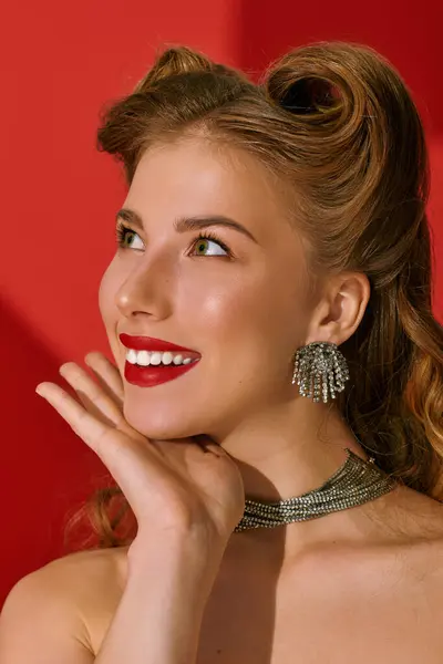 Affascinante giovane donna trasuda fiducia e fascino con un trucco luminoso in un ambiente vivace. — Foto stock