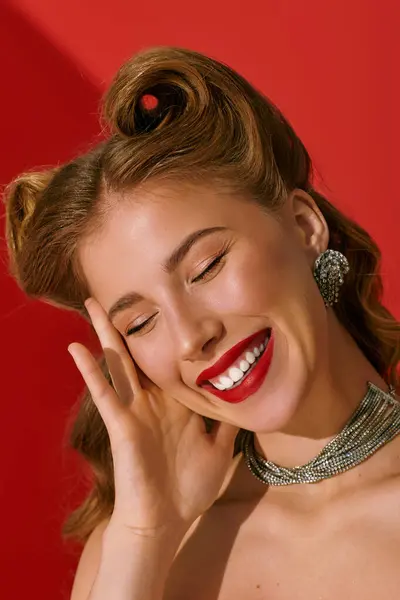 Una donna elegante sorride, ostentando la sua acconciatura vintage e accessori chic in una scena sorprendente. — Foto stock