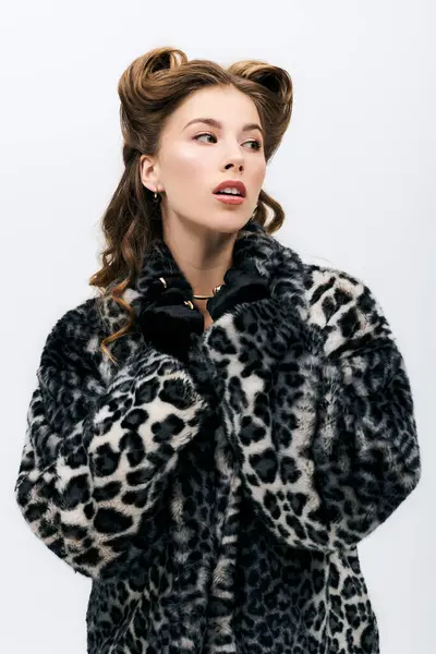 Confident woman embraces chic fashion with alluring leopard print fur coat and playful hairstyle — Stock Photo