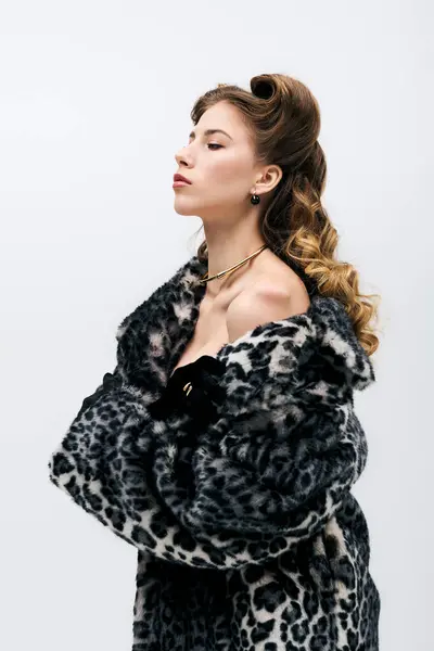 Moda para a frente jovem mulher exibe elegância vestindo um impressionante casaco de impressão de leopardo com confiança — Fotografia de Stock