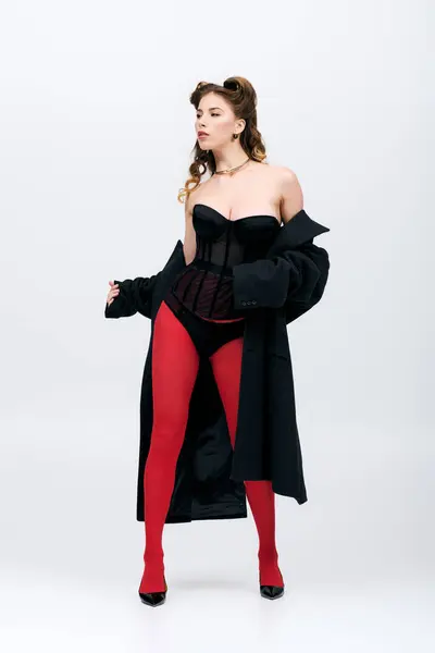 Mulher elegante exala confiança em traje chique contra um fundo minimalista. — Fotografia de Stock