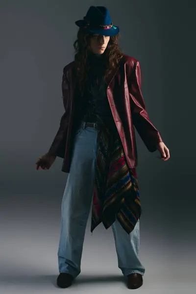 Un joven guapo muestra un sentido único de la moda, posando con confianza en un estudio. - foto de stock