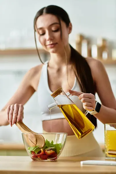 Eine fitte junge Frau bereitet in ihrer Küche aus frischem Gemüse und Olivenöl einen bunten Salat zu. — Stockfoto