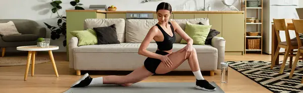 Uma bela jovem executa uma profunda extensão lunge em seu apartamento moderno, com foco na aptidão, banner — Fotografia de Stock
