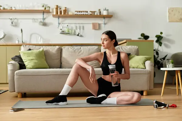 Uma jovem em forma de sportswear preto está se exercitando em seu apartamento elegante. — Fotografia de Stock