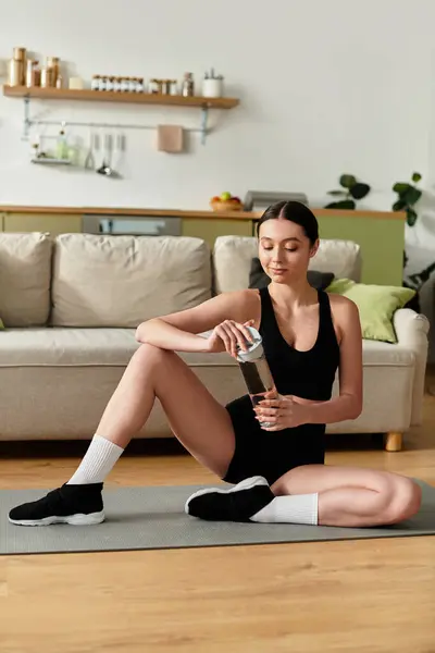 Uma bela jovem se exercita graciosamente em seu elegante apartamento, com foco na aptidão. — Fotografia de Stock