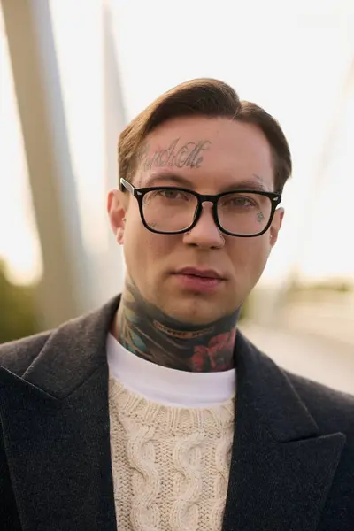 Hombre guapo con tatuajes posa con confianza en un traje de moda, mostrando su estilo único. — Stock Photo