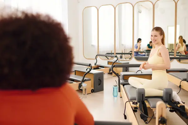 Participants enjoy a lively pilates class, enhancing their fitness while connecting with others. — Stock Photo