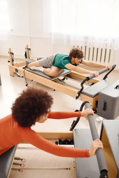 Zwei Personen üben Pilates, um ihre Fähigkeiten und ihr Gleichgewicht zu verbessern. — Stockfoto