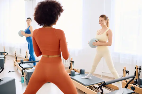 Os participantes fazem exercícios de pilates precisos para aumentar a força e a flexibilidade. — Fotografia de Stock