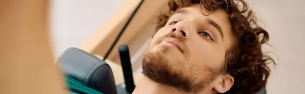 Individuales se concentra en los movimientos de pilates para mejorar la fuerza del núcleo y la alineación del cuerpo - foto de stock