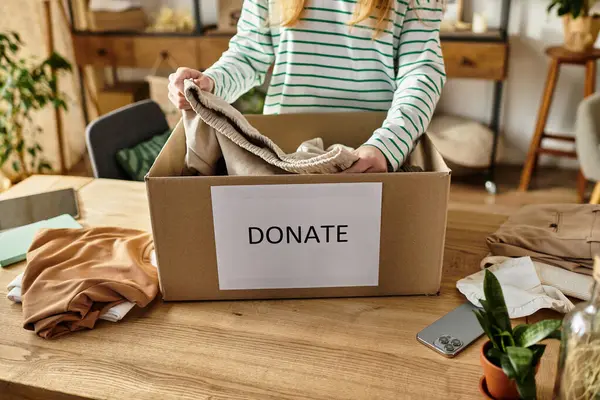 Uma jovem organiza sua roupa para doação, abraçando um estilo de vida sustentável em casa. — Fotografia de Stock