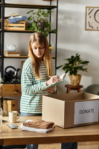 Bella giovane donna organizza i suoi vestiti per donare, promuovendo uno sforzo di stile di vita sostenibile. — Foto stock