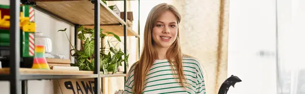 Giovane donna si concentra sulla raccolta dei rifiuti, dando vestiti una seconda vita per la sostenibilità, banner — Foto stock