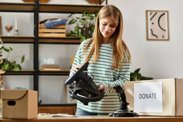 Pretty young woman organizza i suoi videogiochi per la donazione, promuovendo uno stile di vita sostenibile. — Foto stock