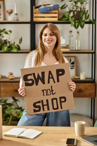 Jovem entusiasmada classifica roupas para doação enquanto defende práticas de vida sustentáveis. — Fotografia de Stock