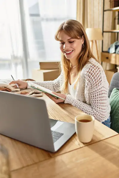 Selecionando roupas para doação, uma jovem promove um estilo de vida sustentável enquanto sorri. — Fotografia de Stock