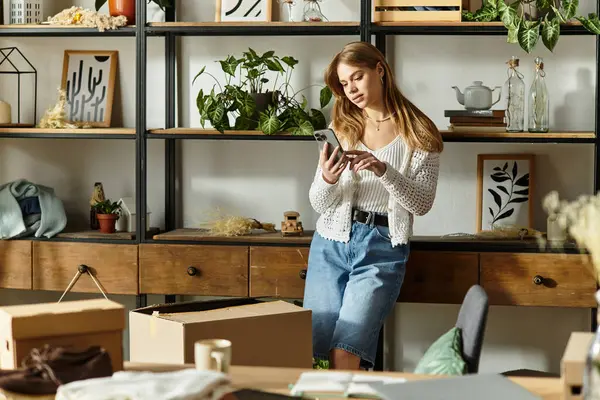 Mulher muito jovem usando smartphone para orginizar doação, promovendo a sustentabilidade. — Fotografia de Stock
