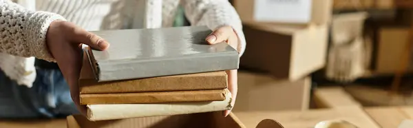 Молодая женщина посвящает свое время сортировке и дарению книг для устойчивого образа жизни, баннер — стоковое фото