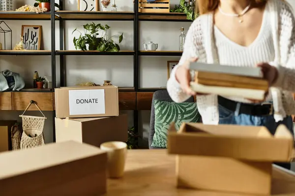 Mujer joven activamente clasifica a través de su ropa, la preparación de artículos para la donación en su espacio de vida. — Stock Photo
