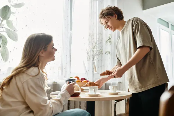 Young couple bonding over a delightful breakfast in their modern, comfortable space. — Stock Photo