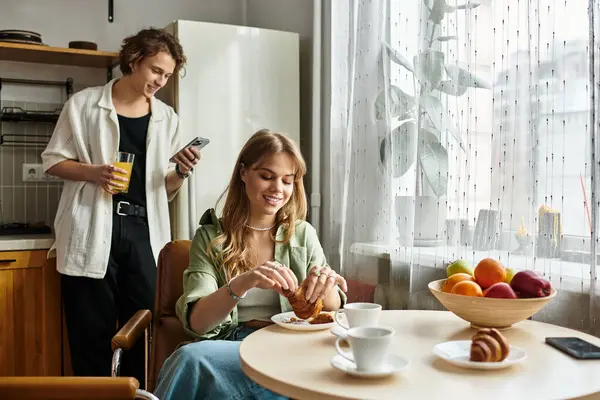 A happy couple enjoys breakfast together, surrounded by a warm and inviting atmosphere. — Stock Photo