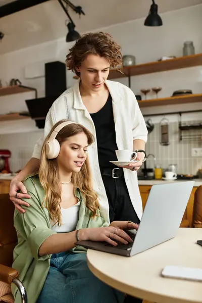 Loving couple shares a pleasant experience at home, staying close while collaborating on tasks. — Stock Photo