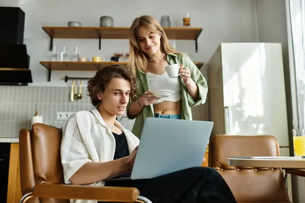 A loving couple shares a comfortable time at their modern home, engaged in a collaborative task. — Stock Photo