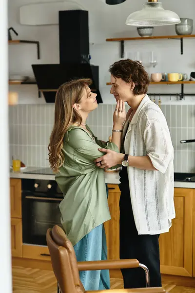 Em uma casa elegante, um jovem casal abraça, irradiando amor e calor na presença uns dos outros. — Fotografia de Stock
