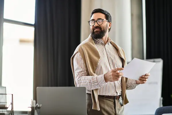 A dapper senior man shares insights in a chic office, captivating all with his charisma. — Stock Photo