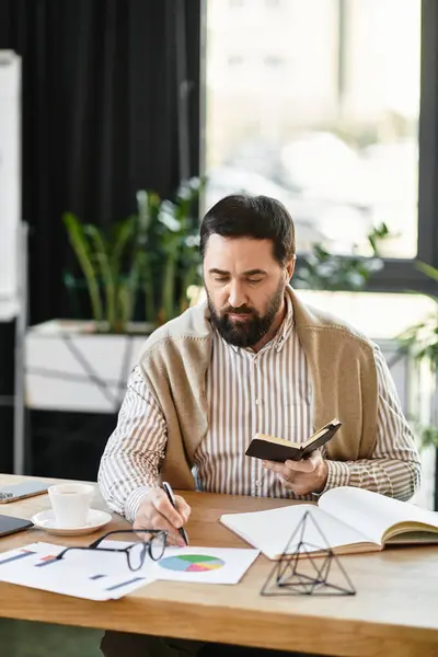 Un uomo anziano con un comportamento premuroso studia grafici e note in un ufficio luminoso. — Foto stock