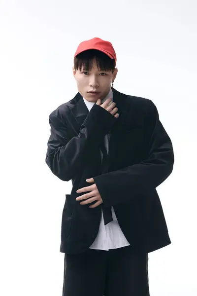 Charismatique jeune homme asiatique met en valeur son sens de la mode dans un cadre urbain élégant sous la lumière du soleil. — Photo de stock