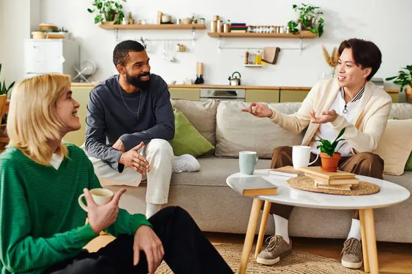 Junge Männer teilen Einsichten und lachen bei lebendigem Bücherclub-Treffen zu Hause. — Stockfoto