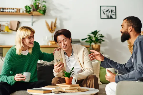 Drei gut aussehende junge Männer teilen Lachen und Einsichten in einer warmen, einladenden Atmosphäre. — Stockfoto