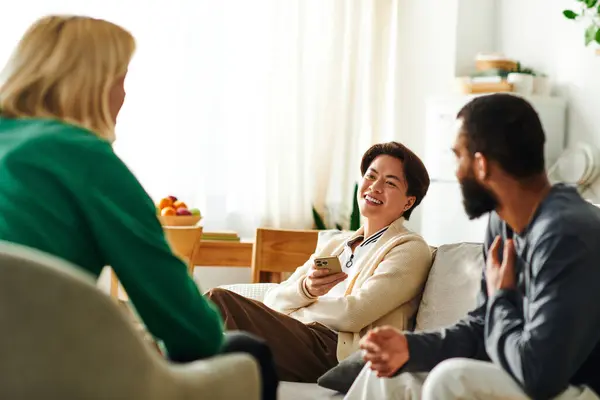 Young, handsome men gather at home to share ideas and enjoy conversations about books. — Stock Photo