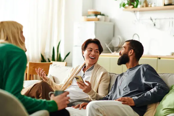 Charmante junge Männer in stilvoller Kleidung erzählen Geschichten und lachen bei einem lebendigen Bücherabend. — Stockfoto