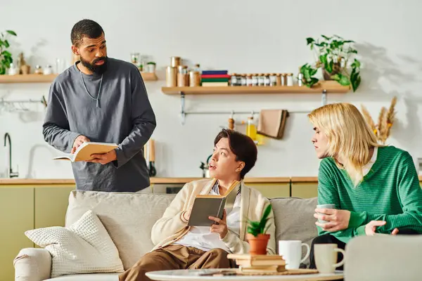 Tres jóvenes comparten ideas en un acogedor club de lectura durante una animada conversación. - foto de stock