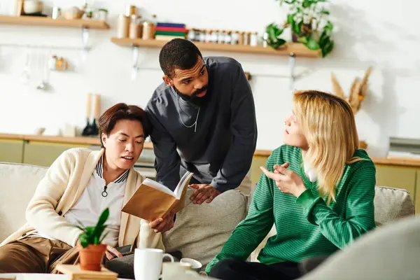 Friends gather in a stylish living room to share ideas and insights over a book they enjoy. — Stock Photo