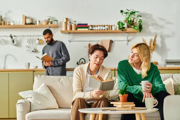 Young men connect over books in a cozy, stylish space filled with warmth and friendship. — Stock Photo