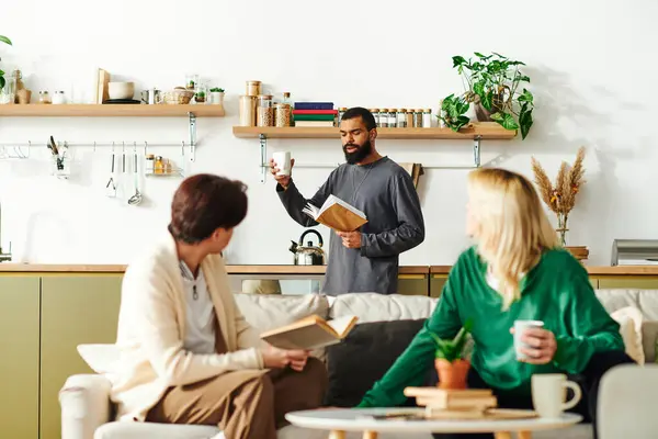 Young men share insightful thoughts in a cozy reading club, fostering friendship and ideas. — Stock Photo