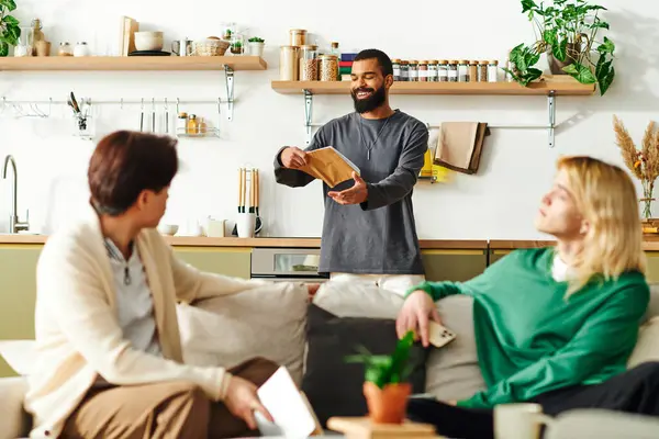 Tre giovani uomini condividono idee e momenti mentre si godono le discussioni sul libro in un ambiente confortevole. — Foto stock