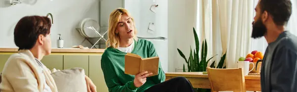 Троє молодих чоловіків поділяють ідеї в затишному книжковому клубі, насолоджуючись невимушеною атмосферою. — Stock Photo