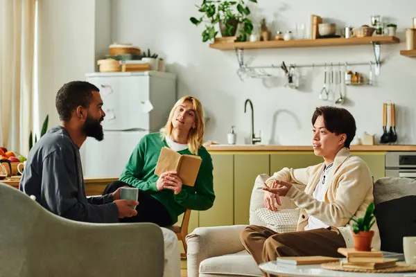 Friends enjoy a lively discussion in a stylish home while sharing their favorite reads together. — Stock Photo