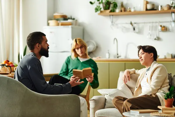Young men engage in lively discussions while enjoying a cozy evening at home with books. — Stock Photo