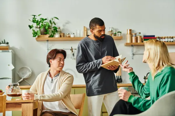 Giovani uomini condividono idee e intuizioni godendo del tempo insieme in un ambiente domestico elegante — Foto stock