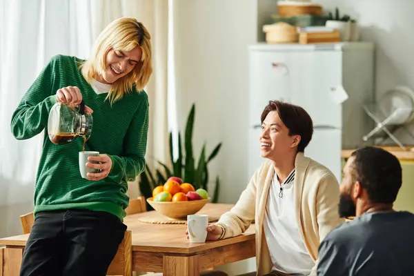 In einem stilvollen Wohnzimmer versammeln sich angeregte Diskussionen und Lesevergnügen.. — Stockfoto