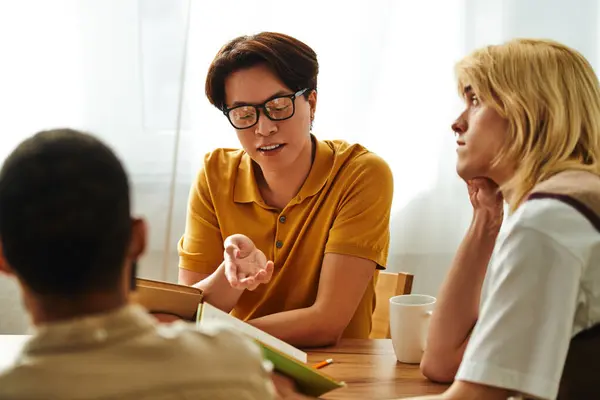 Friends gather in a cozy home setting, sharing insights and ideas at a lively book club meet. — Stock Photo