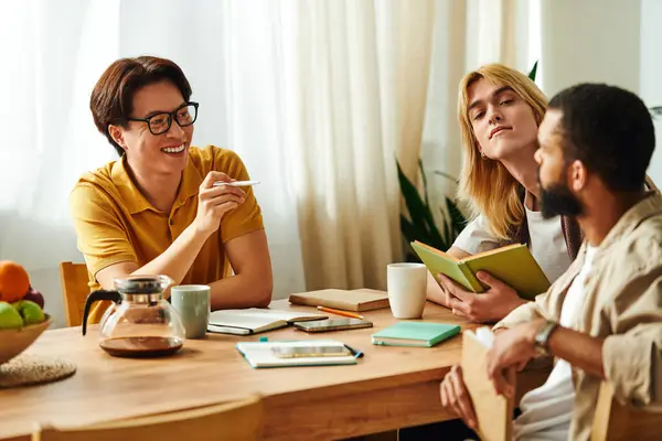 Friends come together in a relaxed atmosphere to discuss ideas and enjoy each others company — Stock Photo